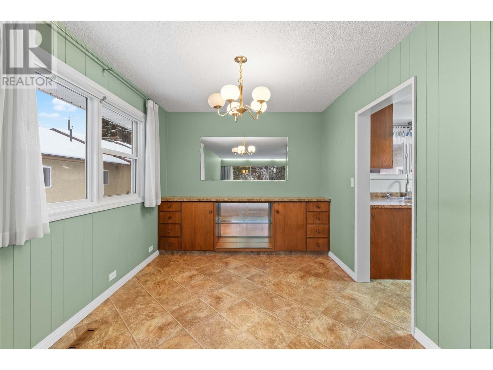 1115 Victoria Road W, Revelstoke