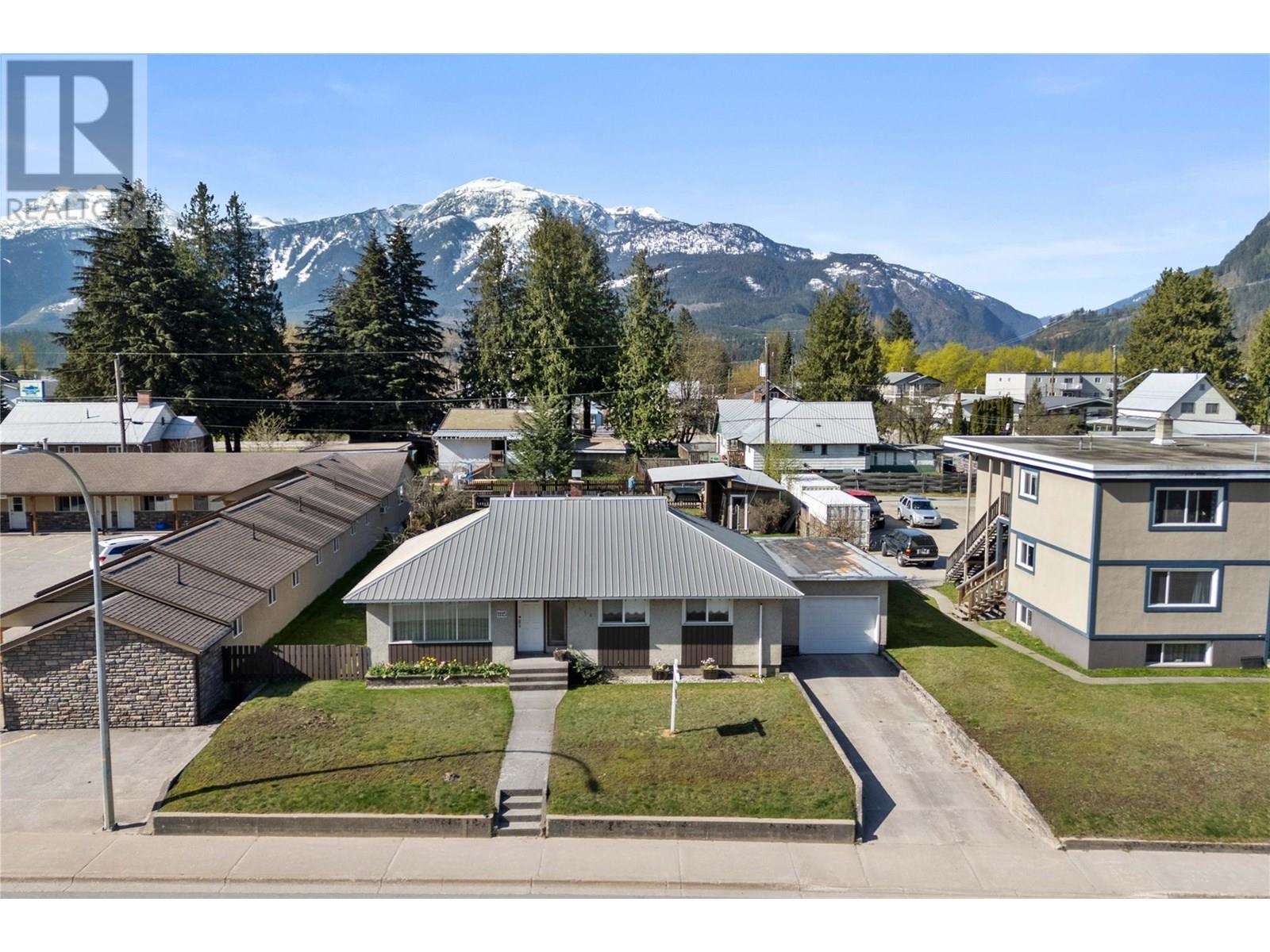 1115 Victoria Road W, Revelstoke