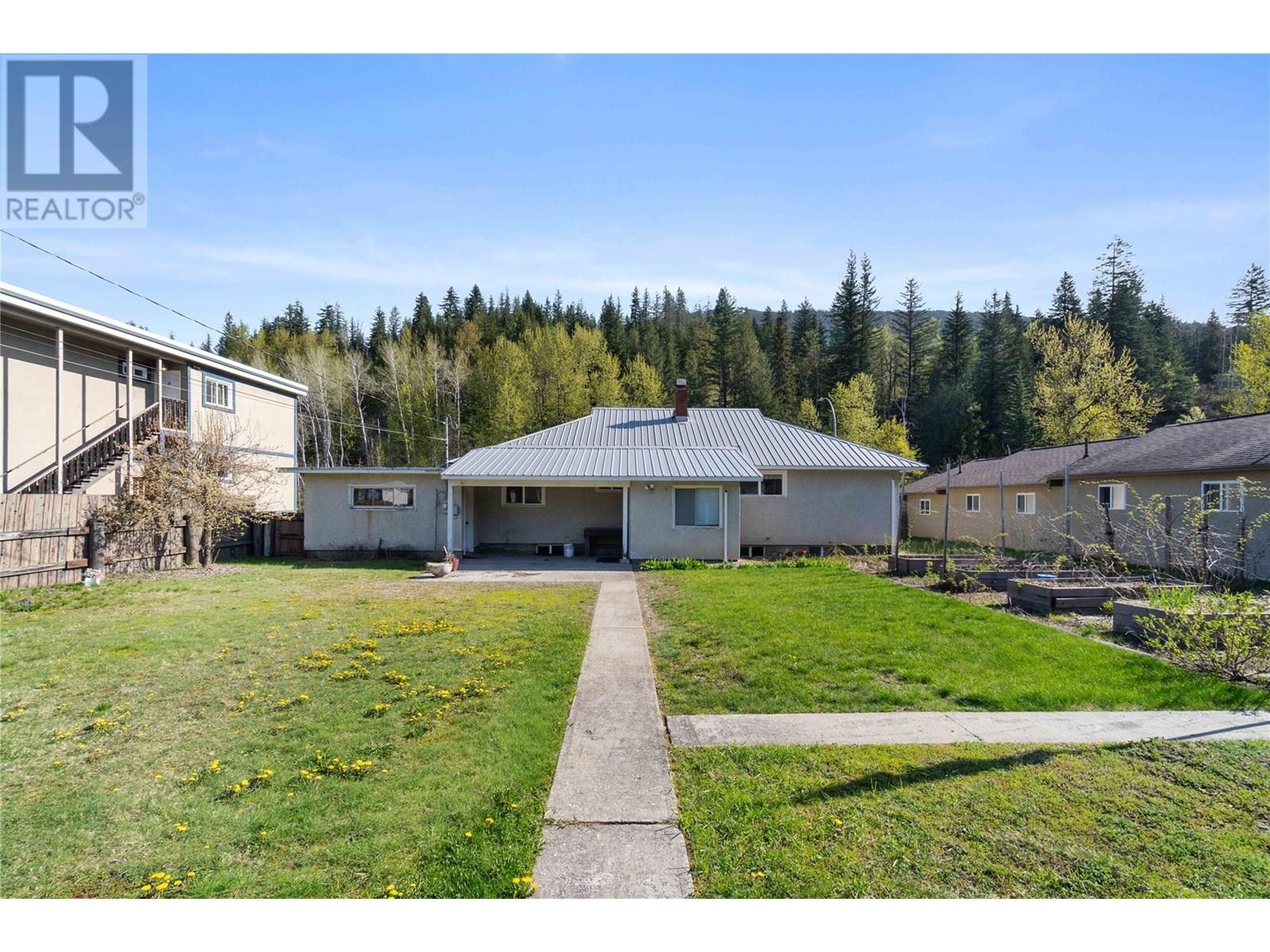 1115 Victoria Road W, Revelstoke