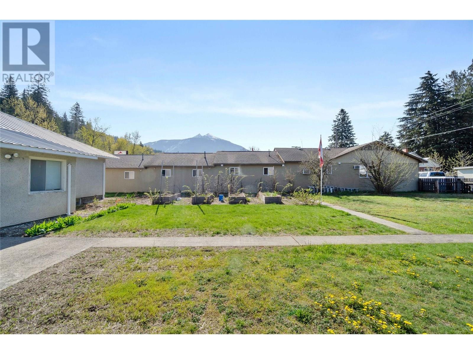 1115 Victoria Road W, Revelstoke