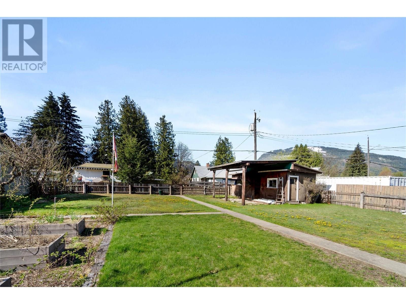 1115 Victoria Road W, Revelstoke