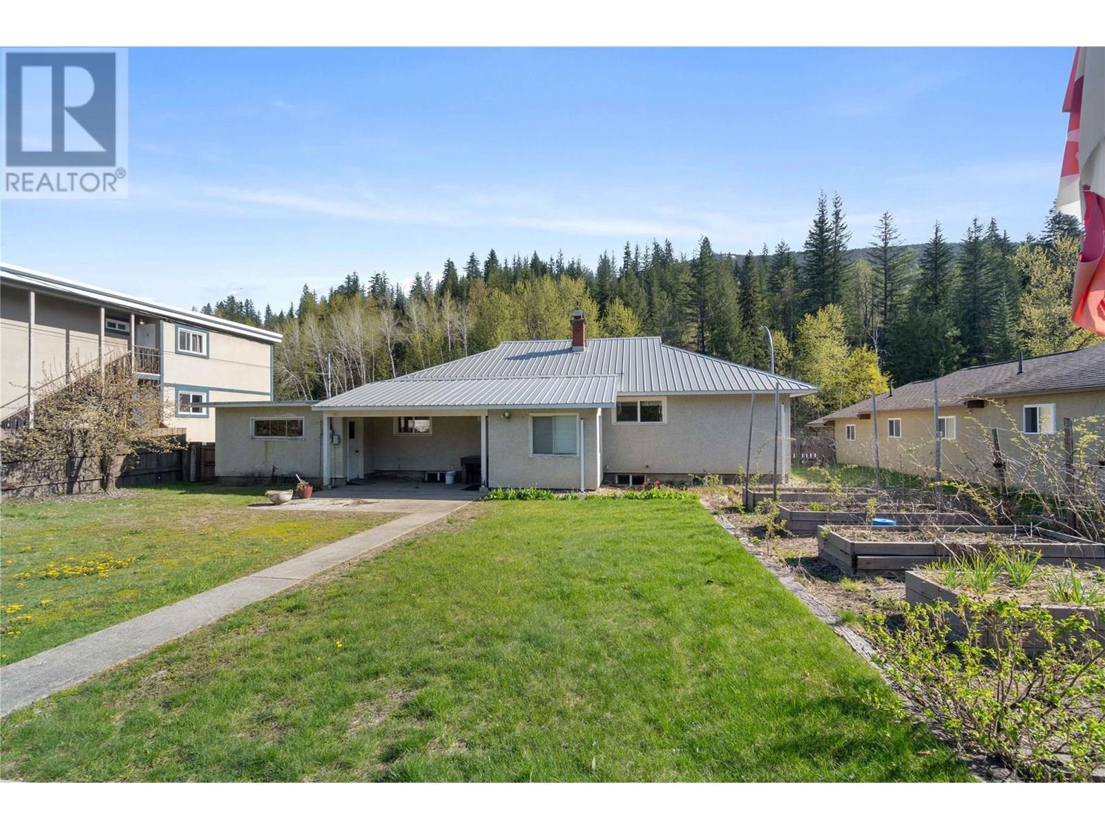 1115 Victoria Road W, Revelstoke