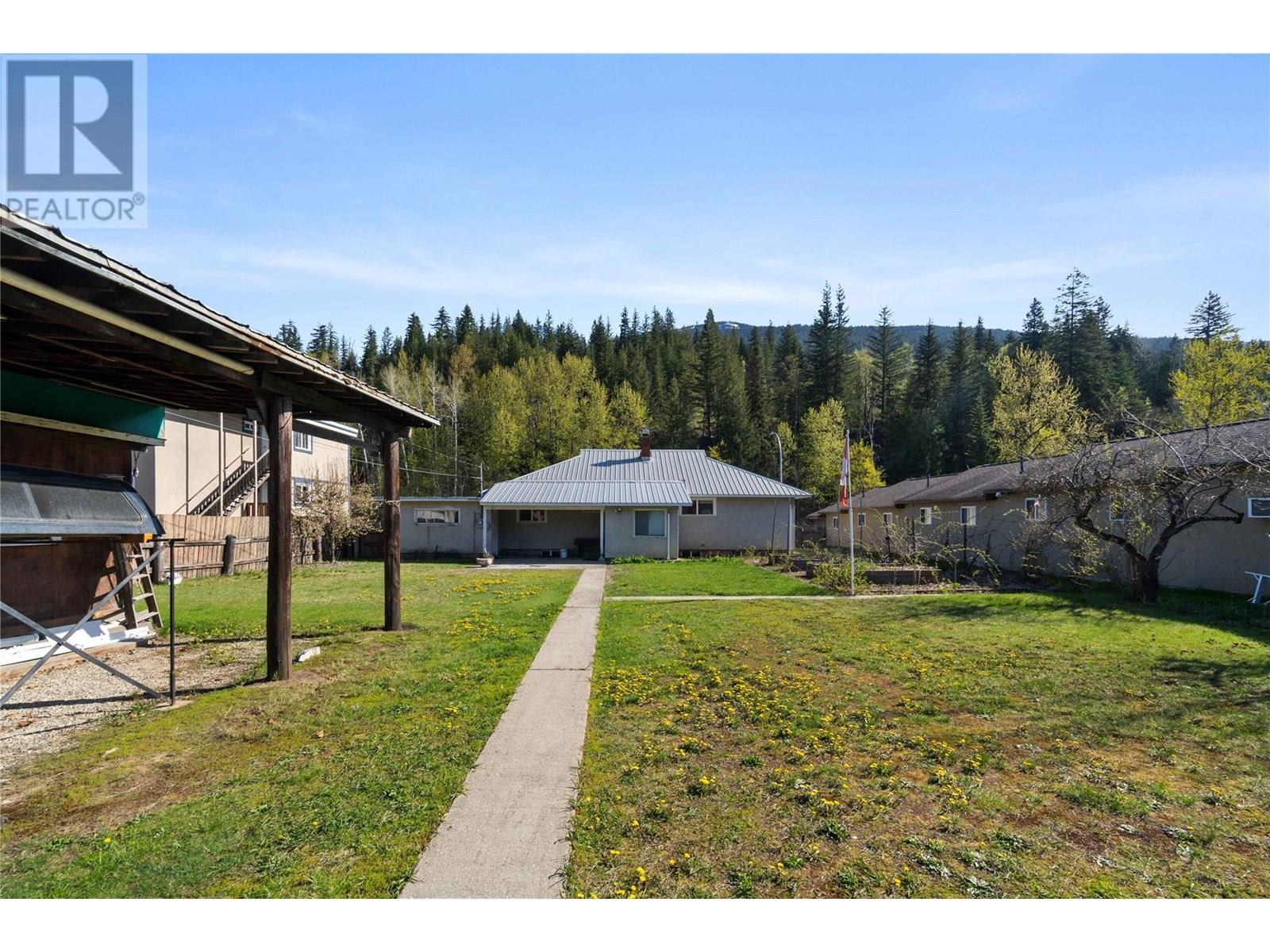 1115 Victoria Road W, Revelstoke