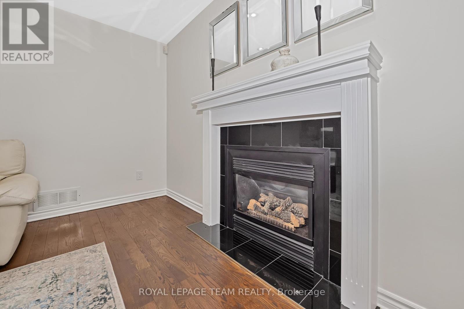 Photo 10 of 27 Heritage Grove Crescent, Ottawa ON