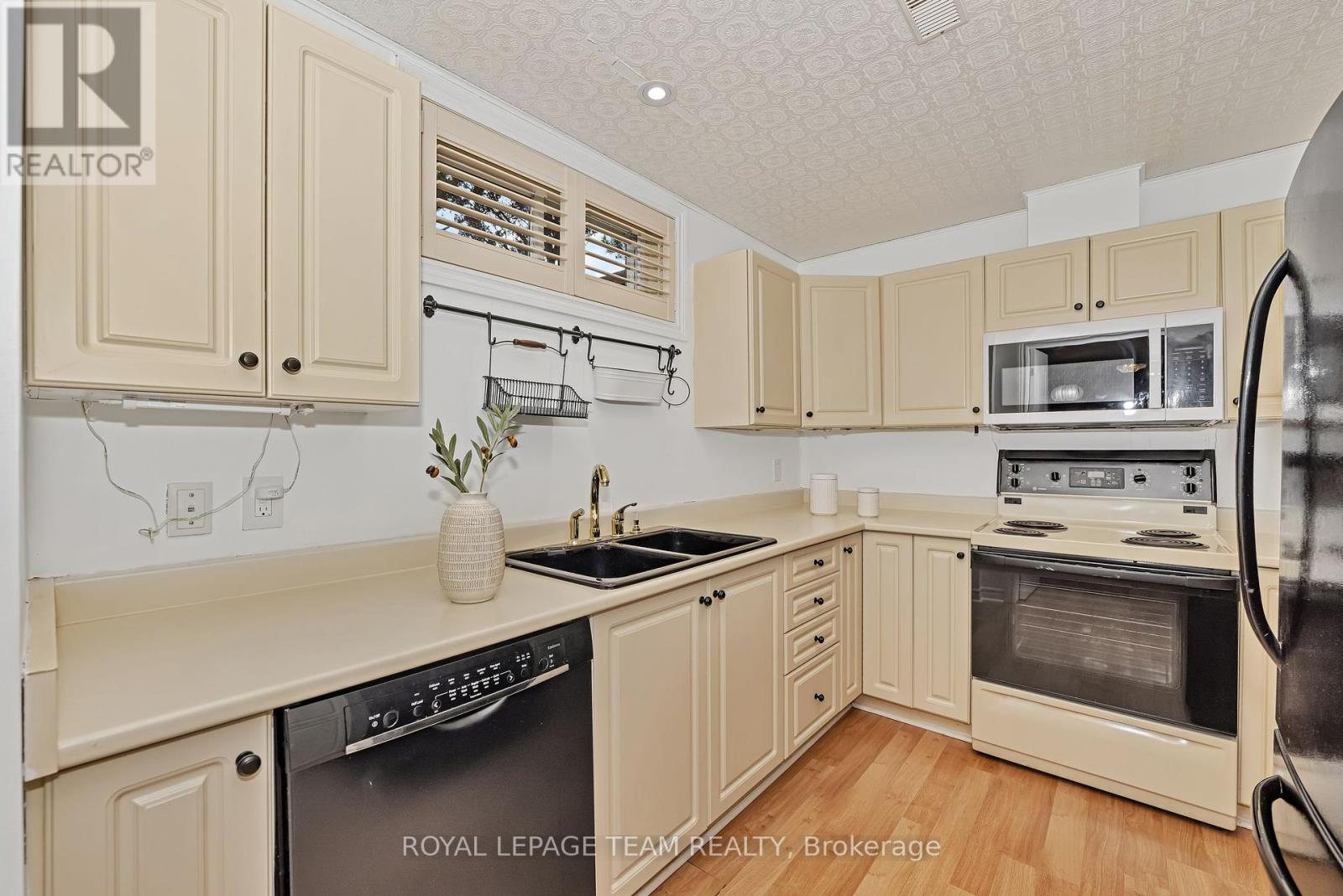 Photo 6 of 27 Heritage Grove Crescent, Ottawa ON