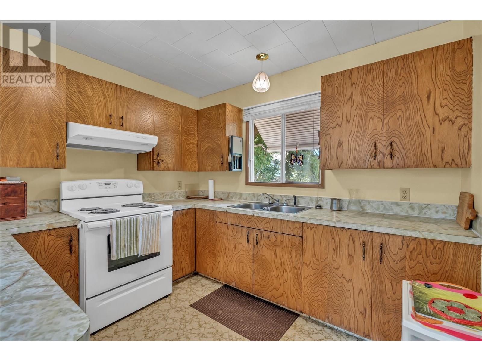  1049 Government Street, Penticton