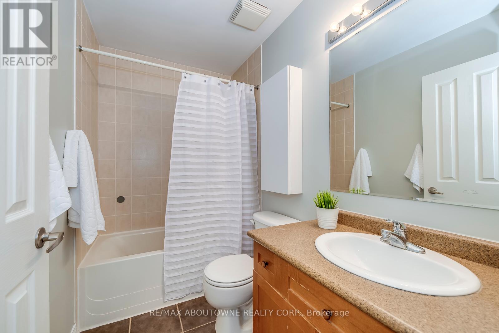Photo 17 of 2457 Springforest Drive, Oakville ON