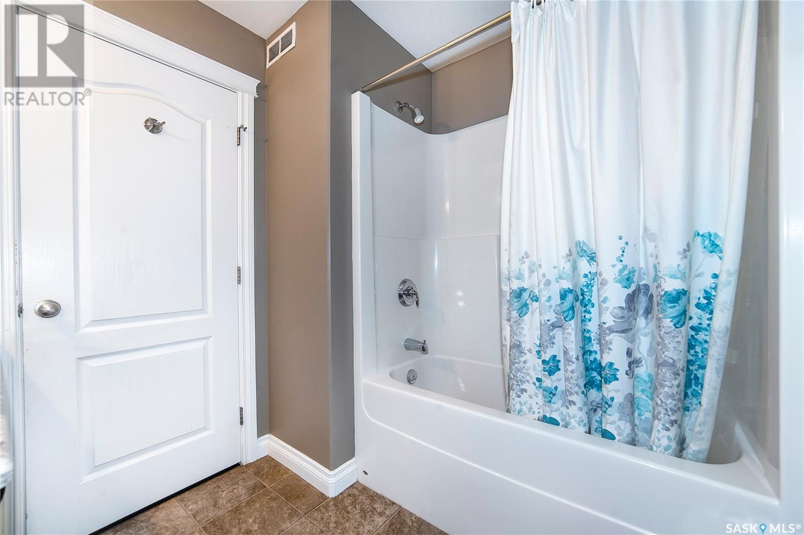 Single Family House Bi-level for Sale in  Zary ROAD Saskatoon 