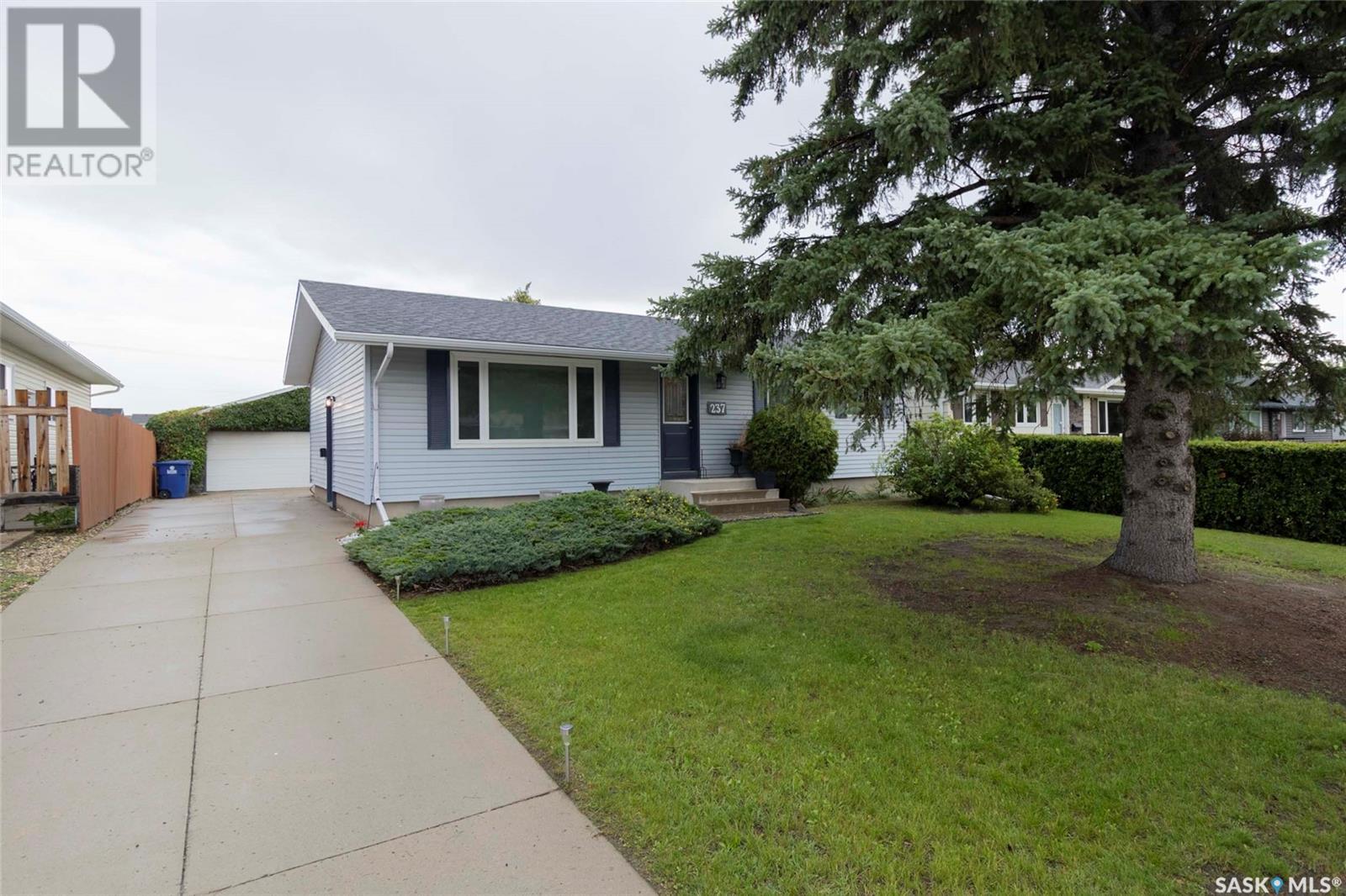 Photo 4 of 237 Guelph Crescent, Saskatoon SK