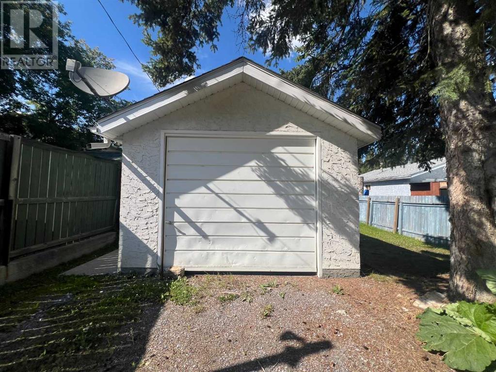Photo 10 of 4805 17 Avenue, Edson AB