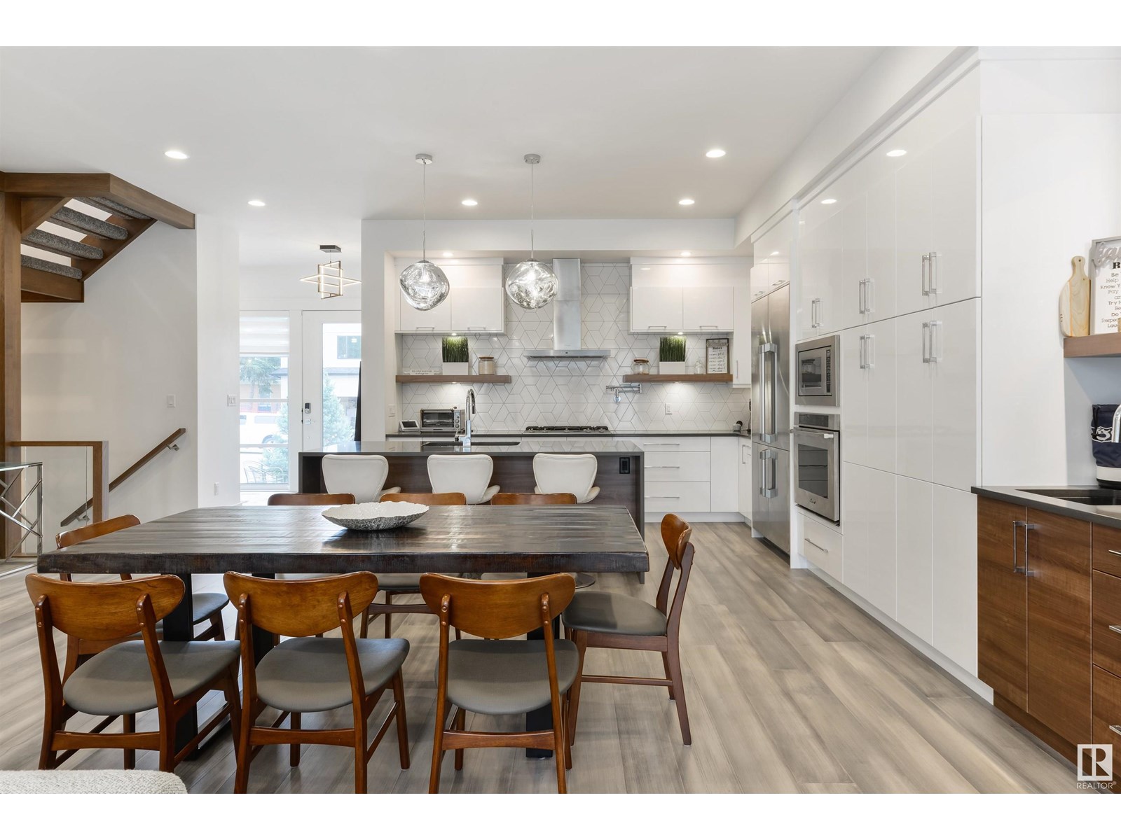 Photo 10 of 12444 Lansdowne Dr Nw, Edmonton AB