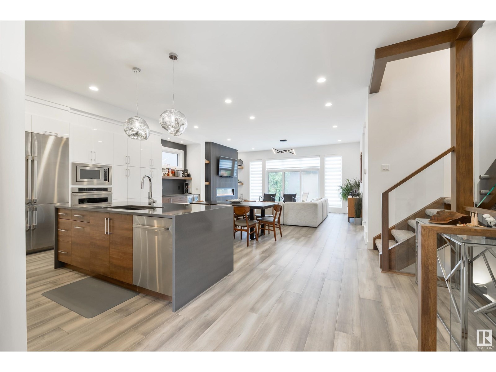 Photo 4 of 12444 Lansdowne Dr Nw, Edmonton AB