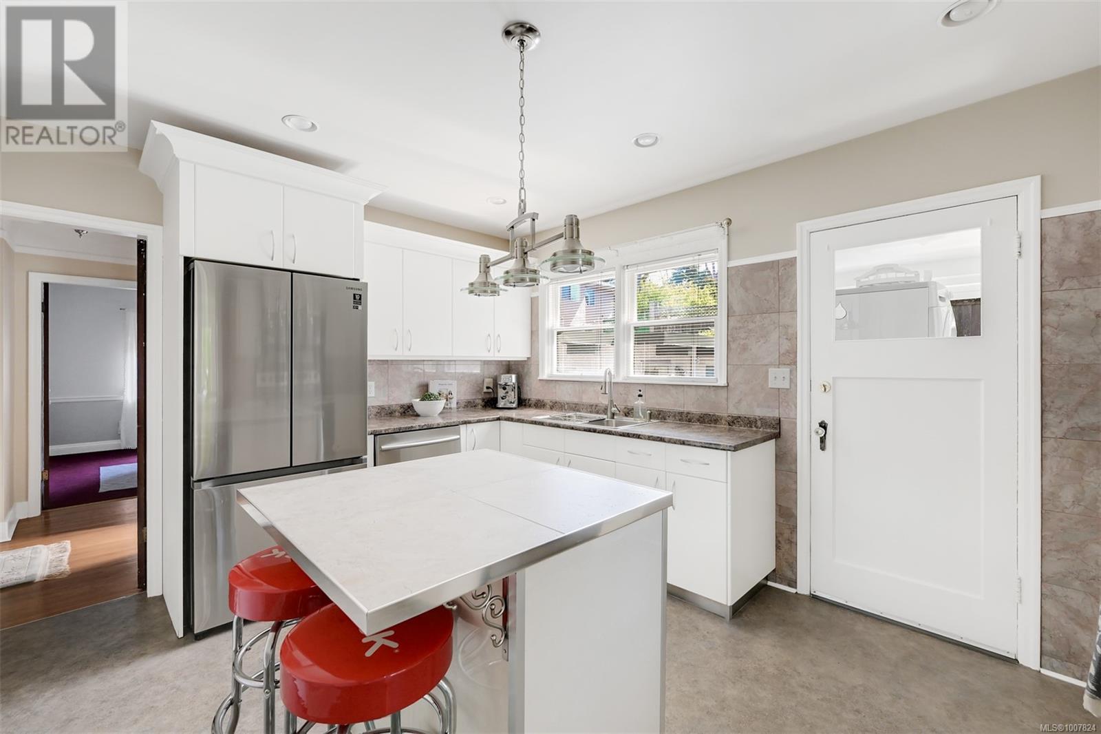 Photo 11 of 1151 Reynolds Rd, Saanich BC