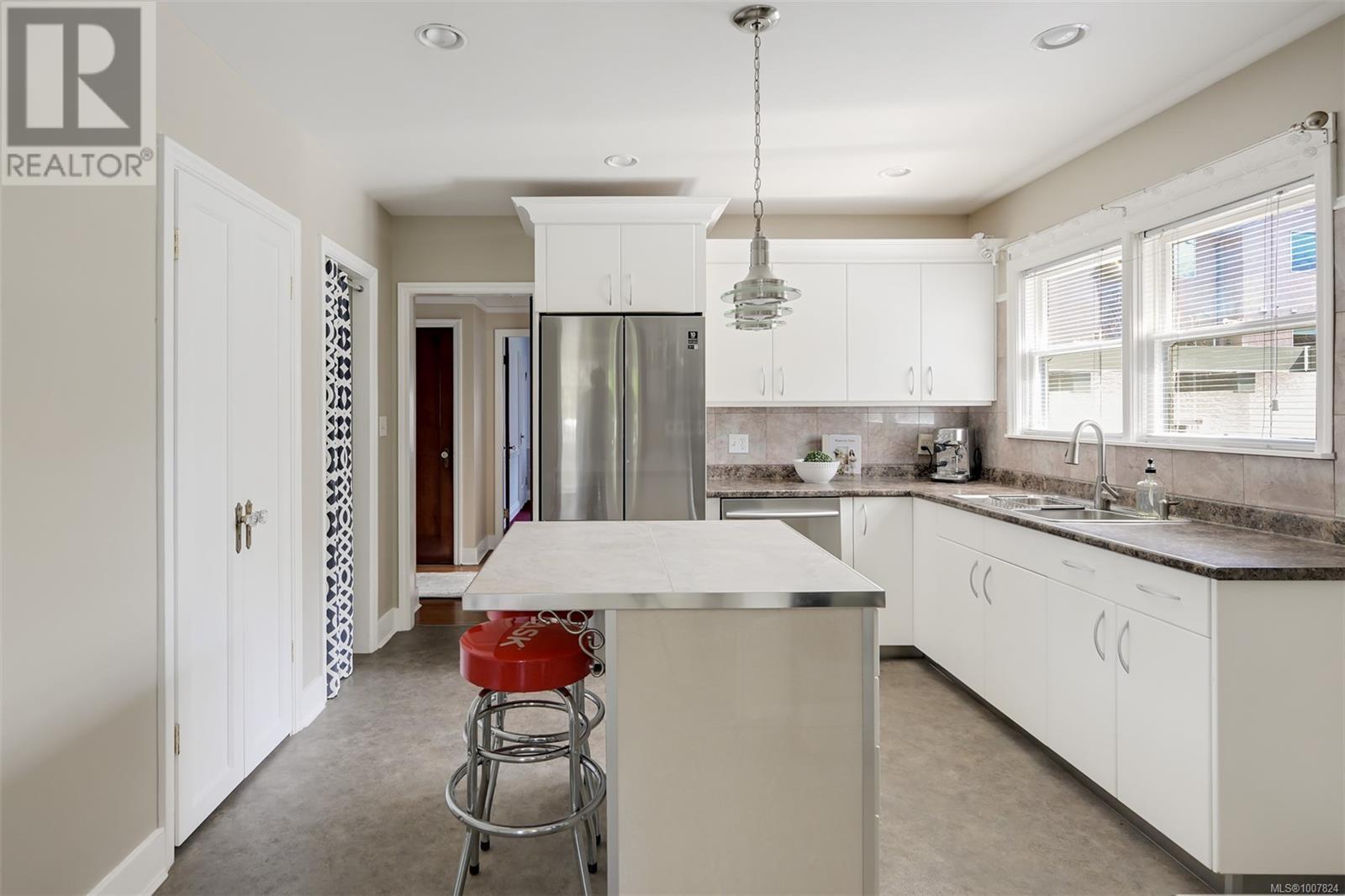 Photo 12 of 1151 Reynolds Rd, Saanich BC