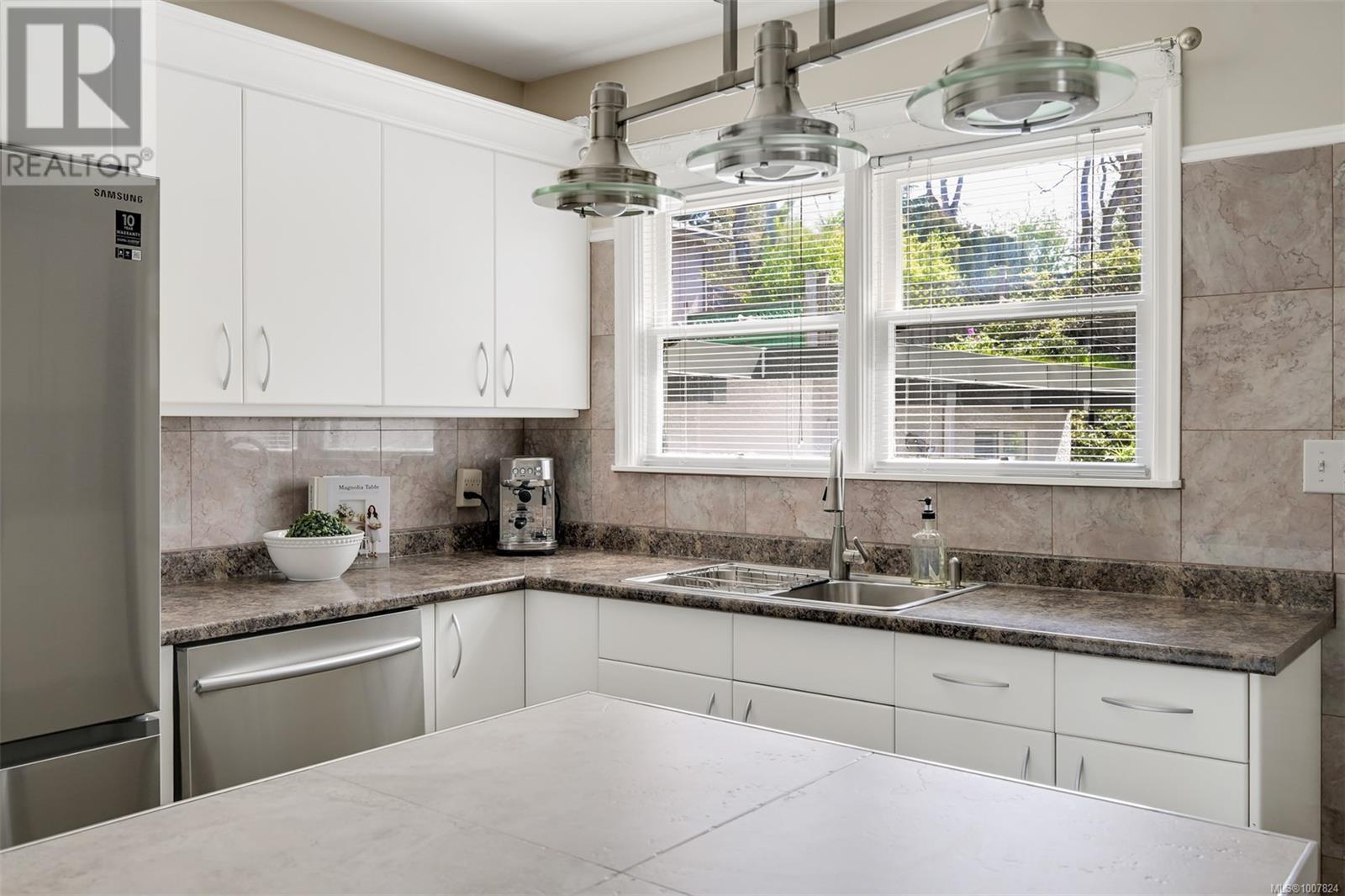 Photo 13 of 1151 Reynolds Rd, Saanich BC