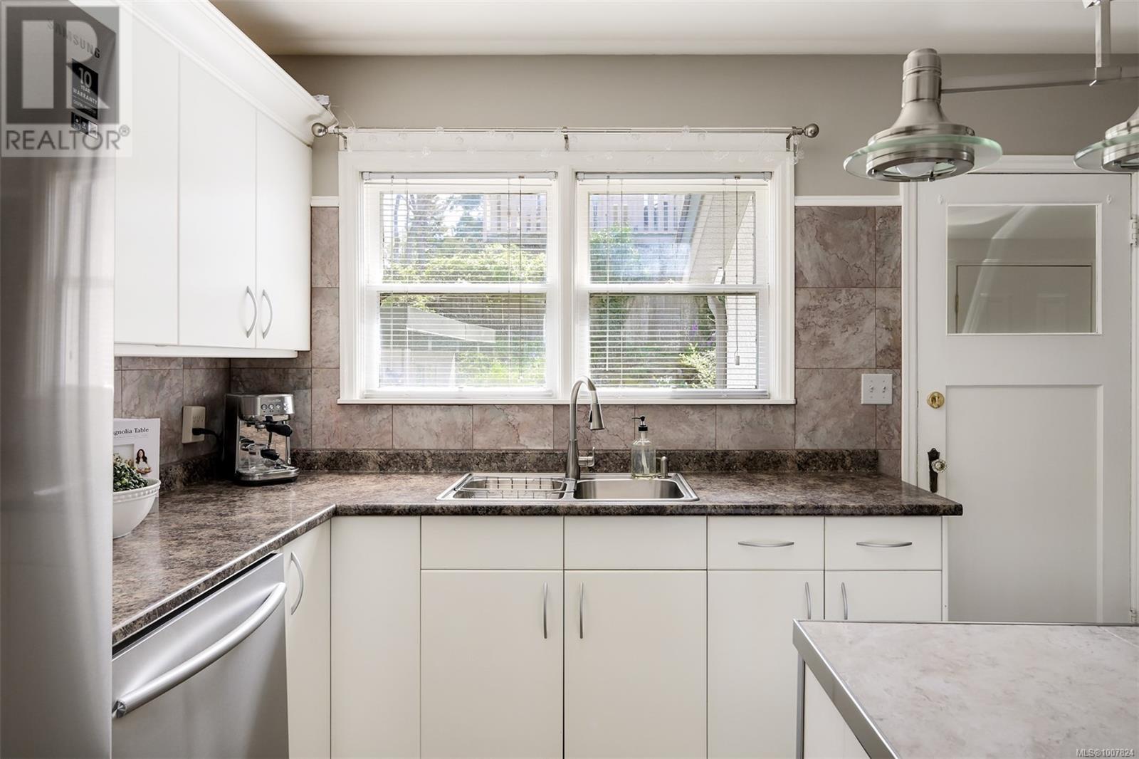 Photo 14 of 1151 Reynolds Rd, Saanich BC