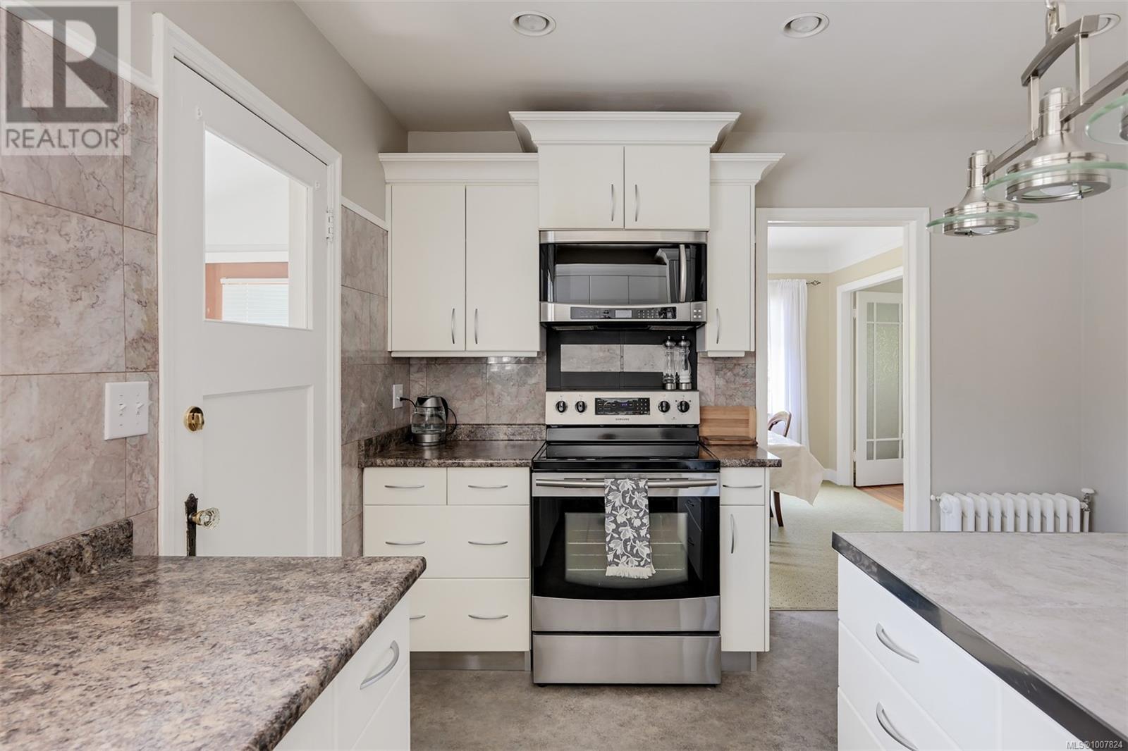 Photo 16 of 1151 Reynolds Rd, Saanich BC