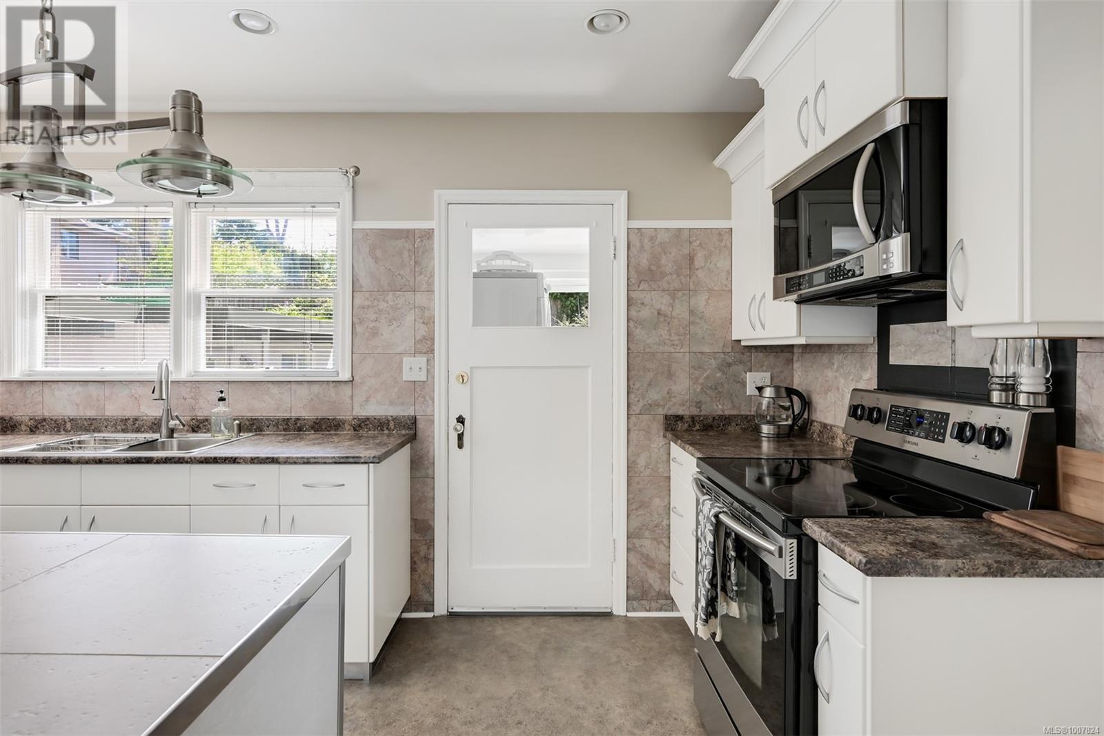 Photo 19 of 1151 Reynolds Rd, Saanich BC