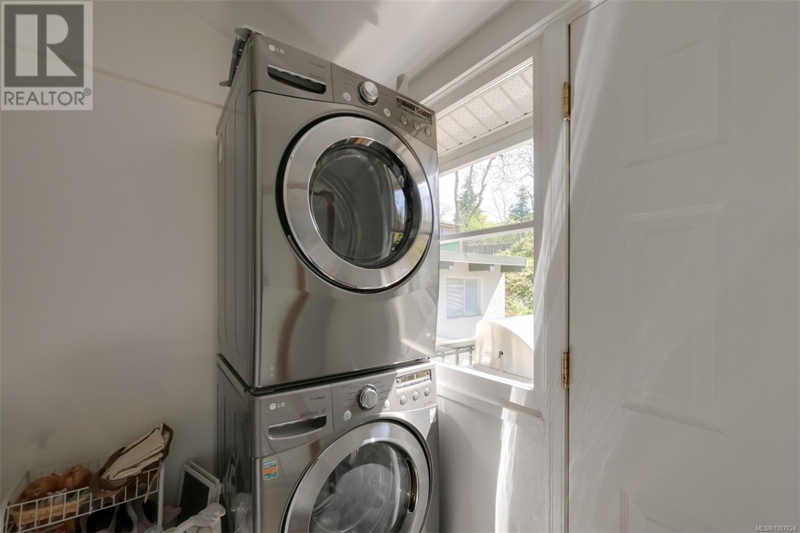 Photo 31 of 1151 Reynolds Rd, Saanich BC