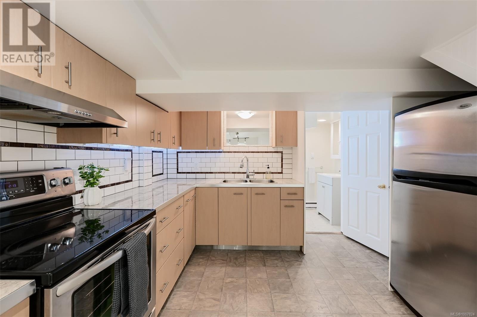 Photo 34 of 1151 Reynolds Rd, Saanich BC
