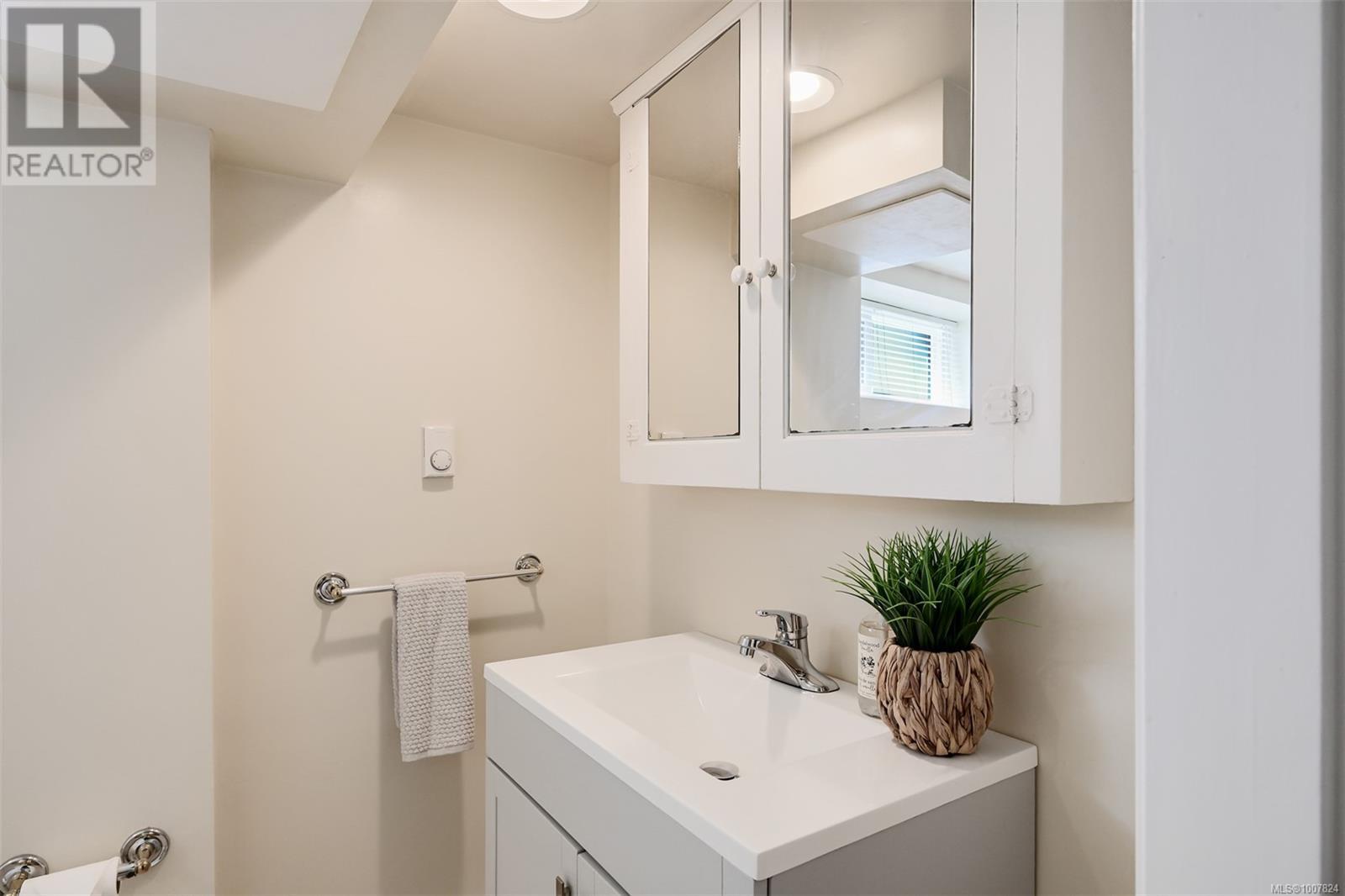 Photo 36 of 1151 Reynolds Rd, Saanich BC