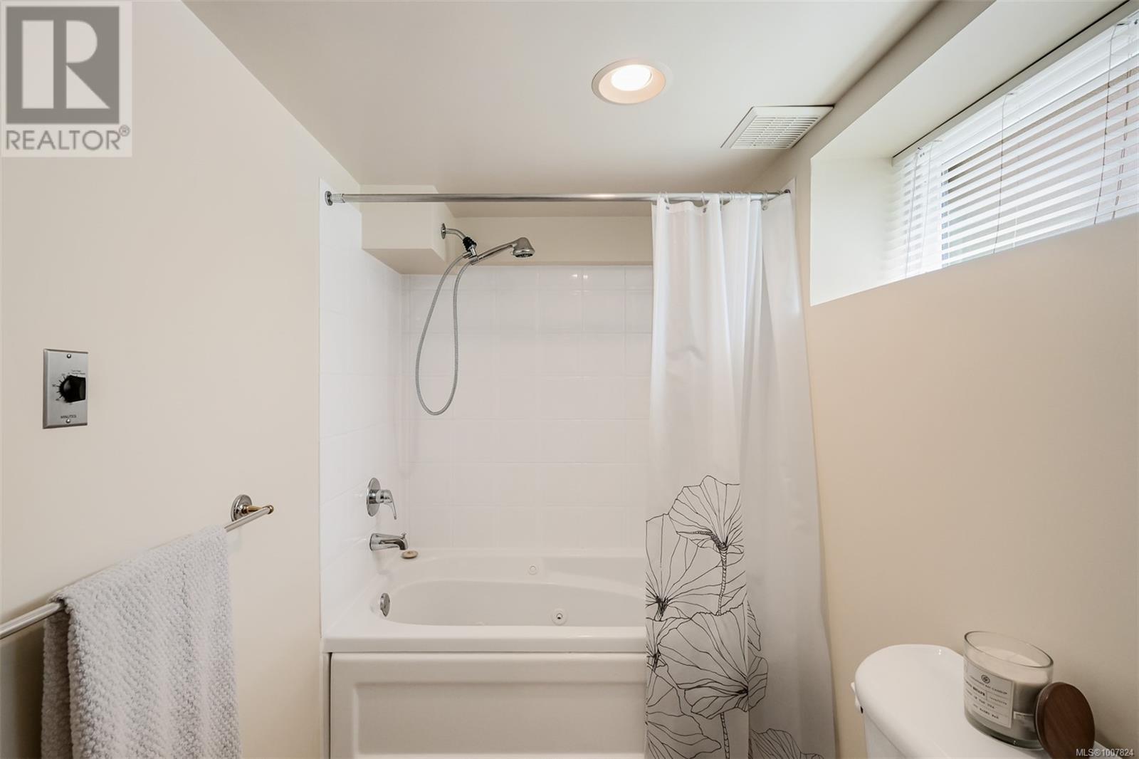 Photo 37 of 1151 Reynolds Rd, Saanich BC