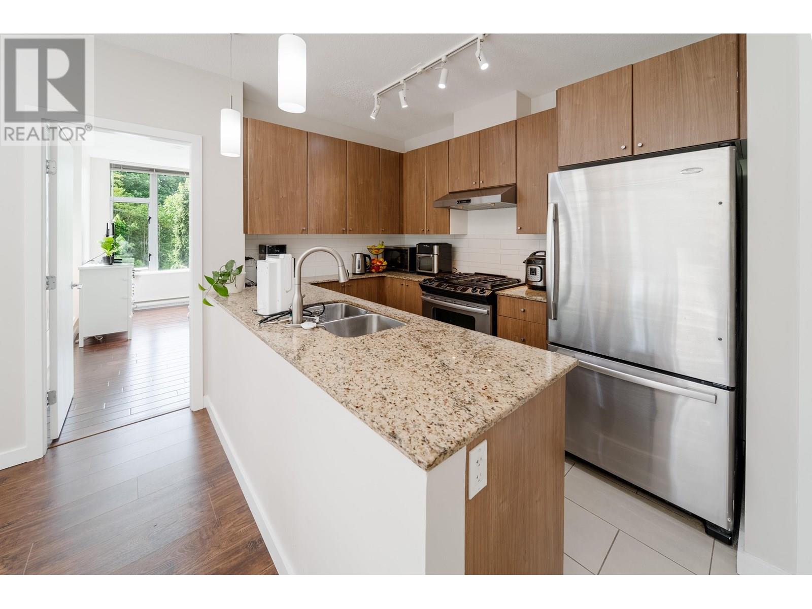 Photo 10 of 608 280 Ross Drive, New Westminster BC