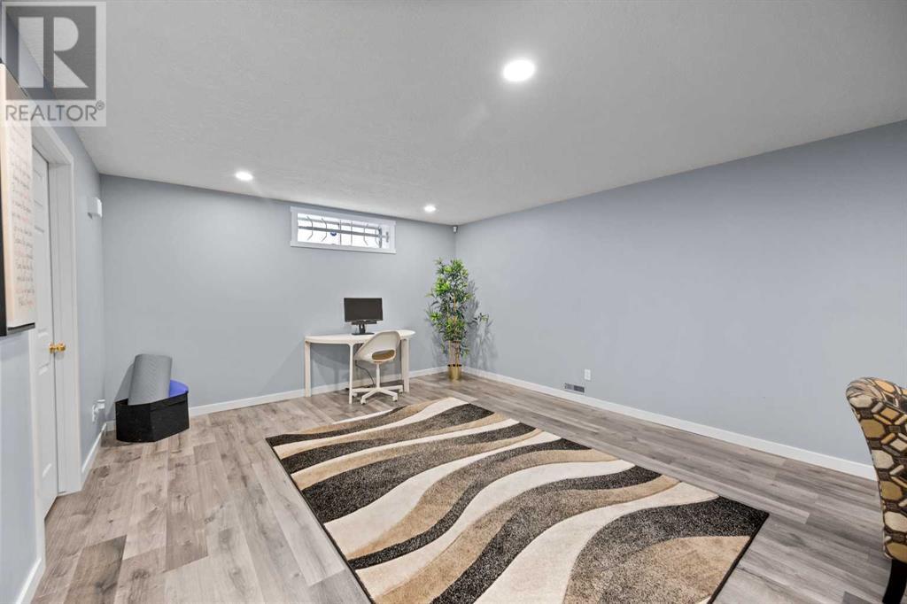Single Family House for Sale in  Coral Springs Close NE Coral Springs Calgary 