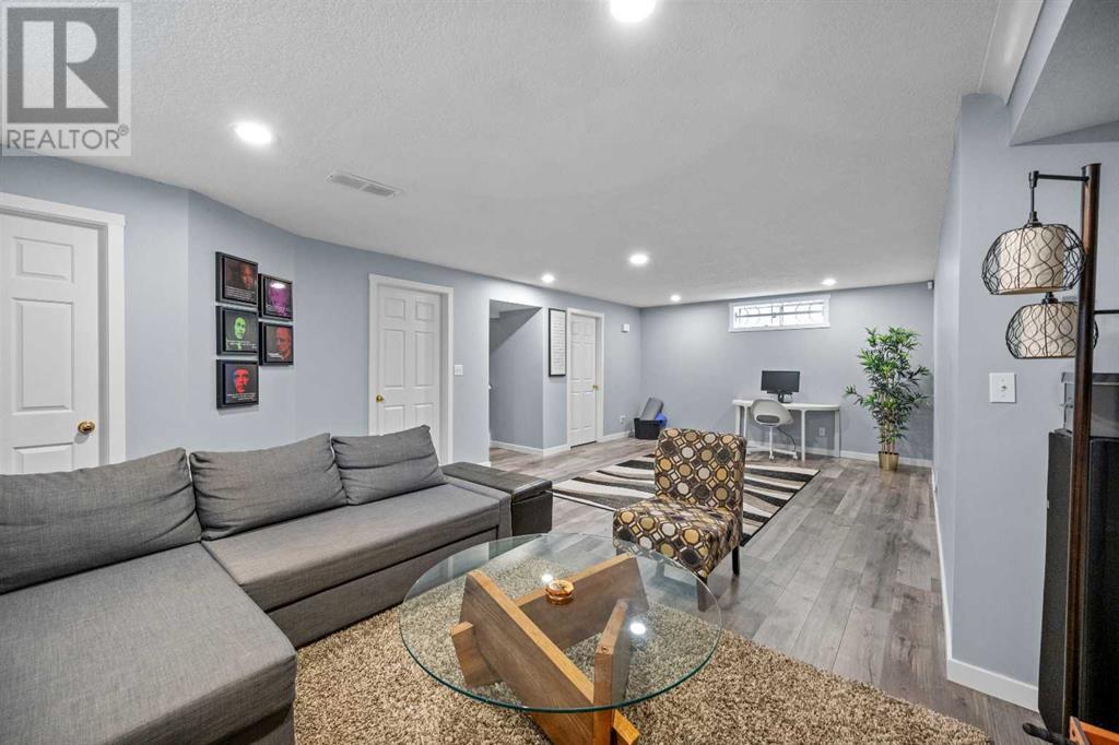 Single Family House for Sale in  Coral Springs Close NE Coral Springs Calgary 
