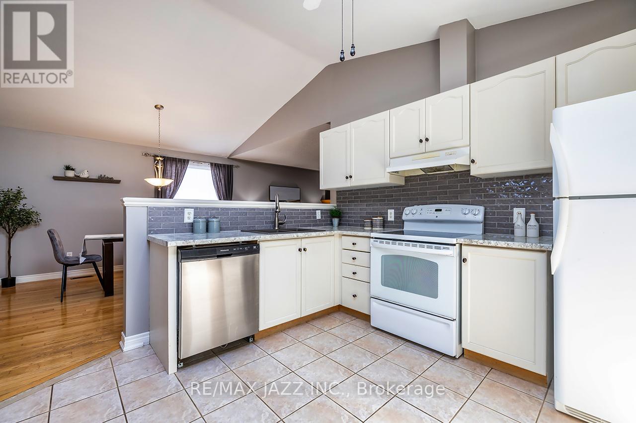 Photo 17 of 15 Daiseyfield Avenue, Clarington ON