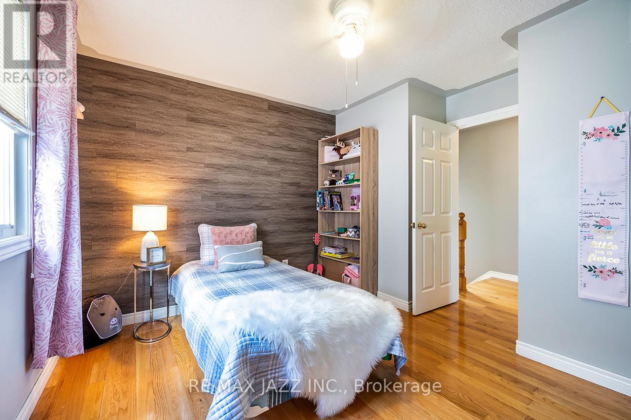 Photo 14 of 15 Daiseyfield Avenue, Clarington ON