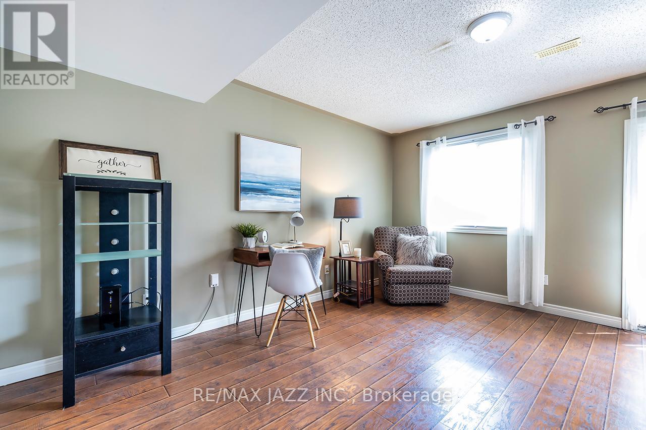 Photo 18 of 15 Daiseyfield Avenue, Clarington ON