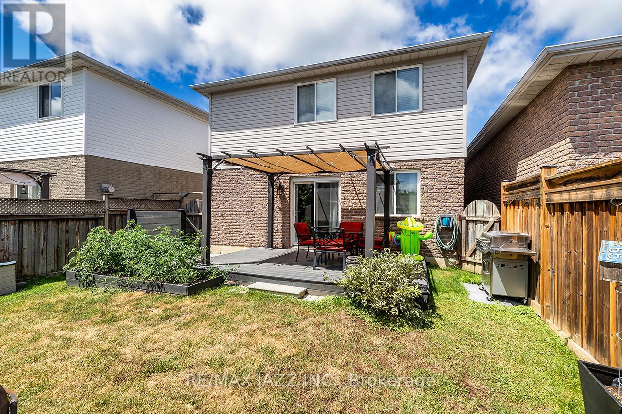 Photo 21 of 15 Daiseyfield Avenue, Clarington ON