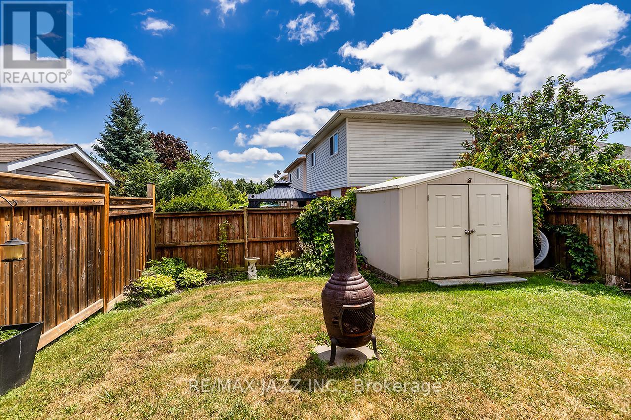 Photo 3 of 15 Daiseyfield Avenue, Clarington ON