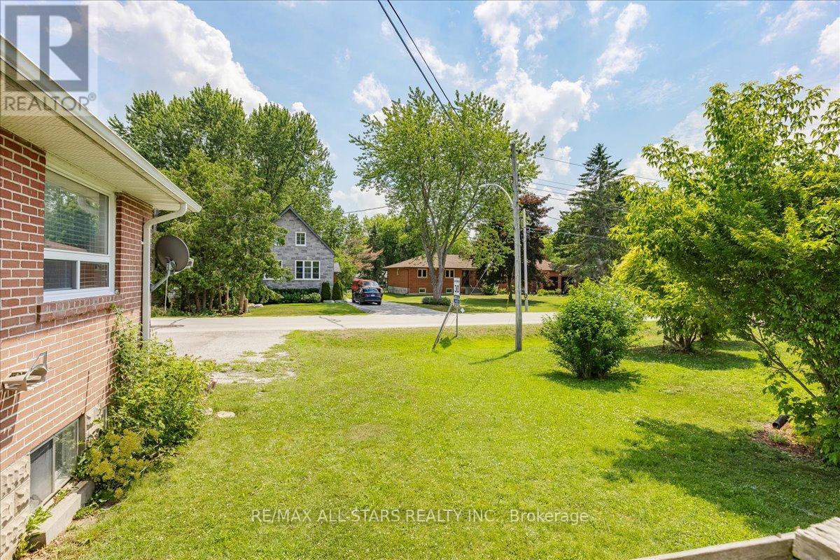 Photo 17 of 84 Metro Road N, Georgina ON