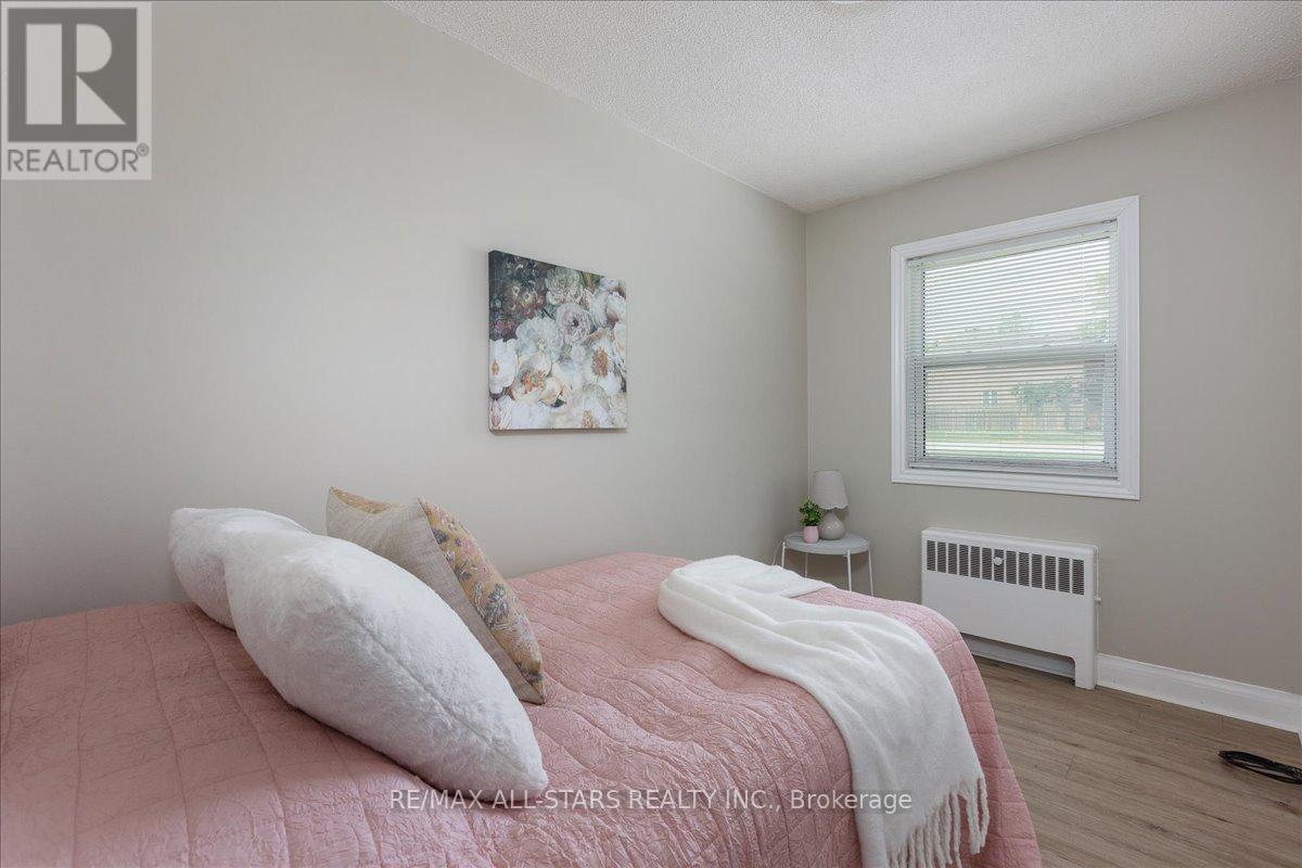 Photo 8 of 84 Metro Road N, Georgina ON