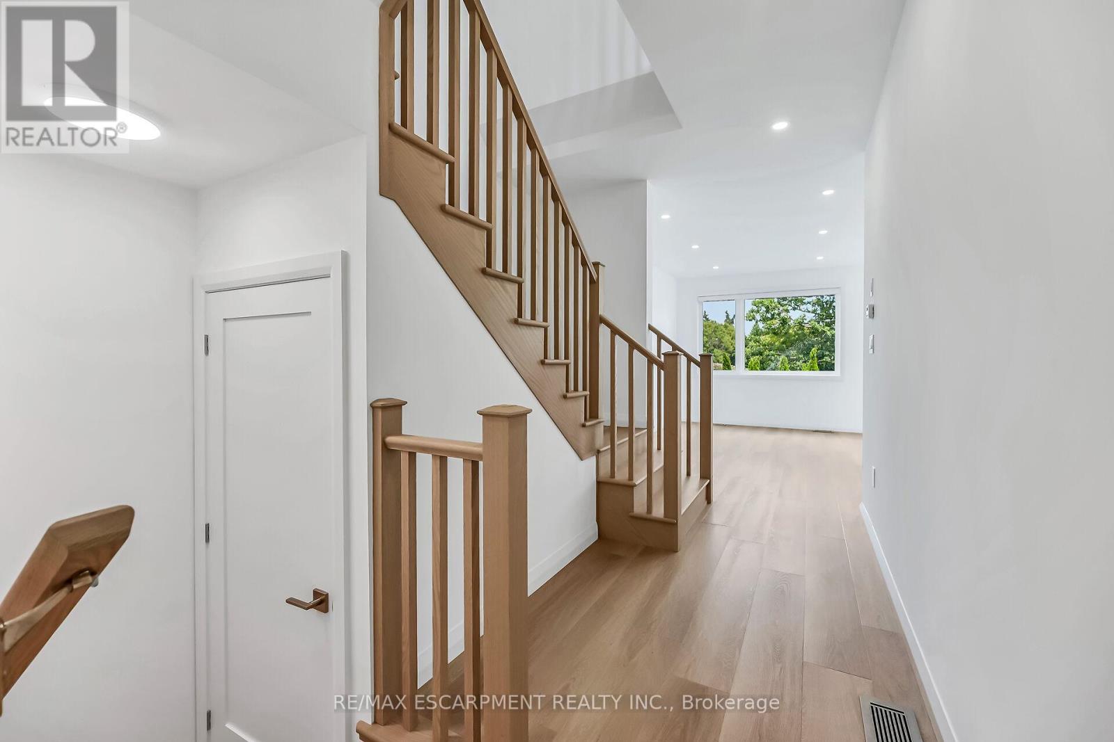 Photo 10 of 385 Limeridge Road E, Hamilton ON