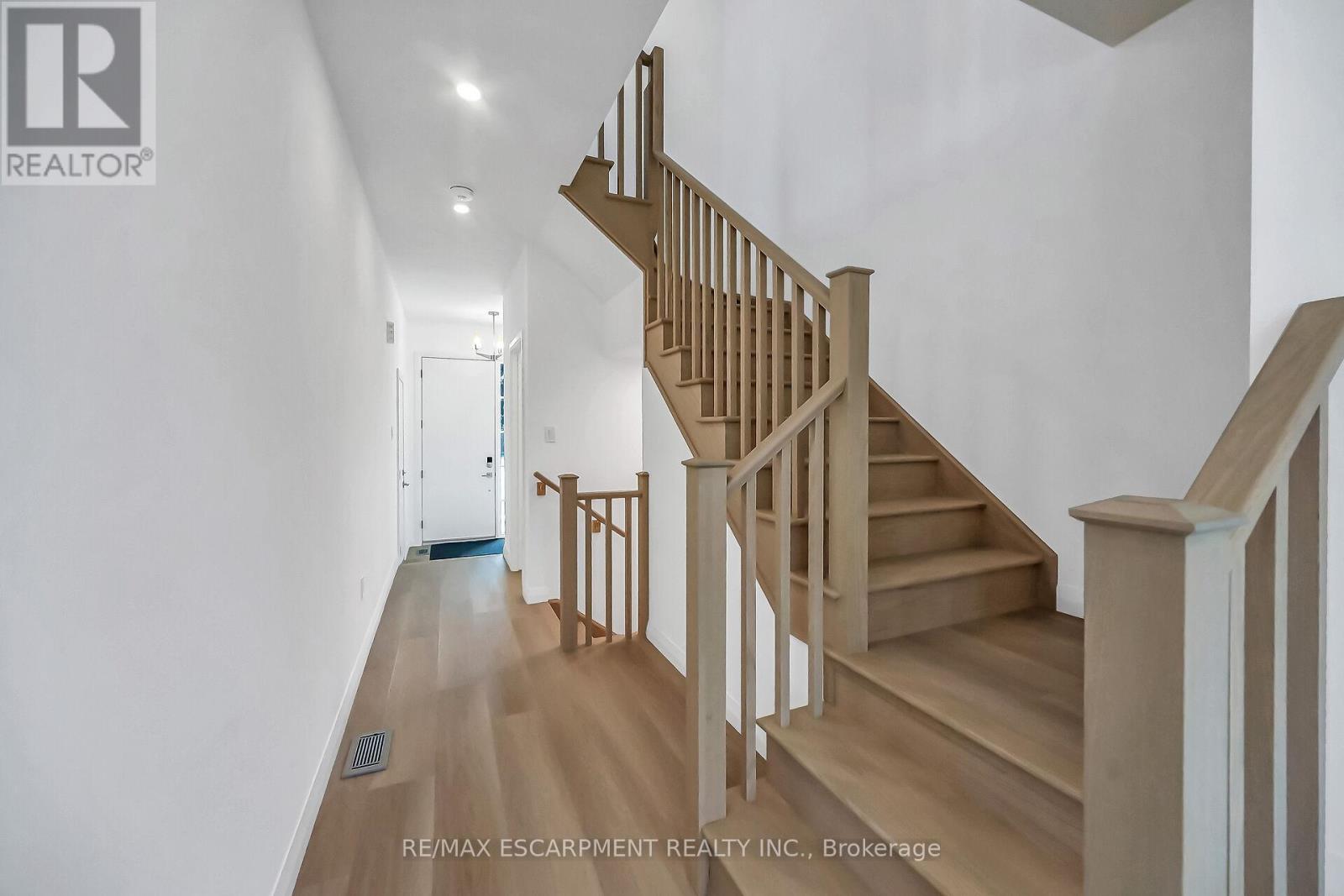 Photo 11 of 385 Limeridge Road E, Hamilton ON