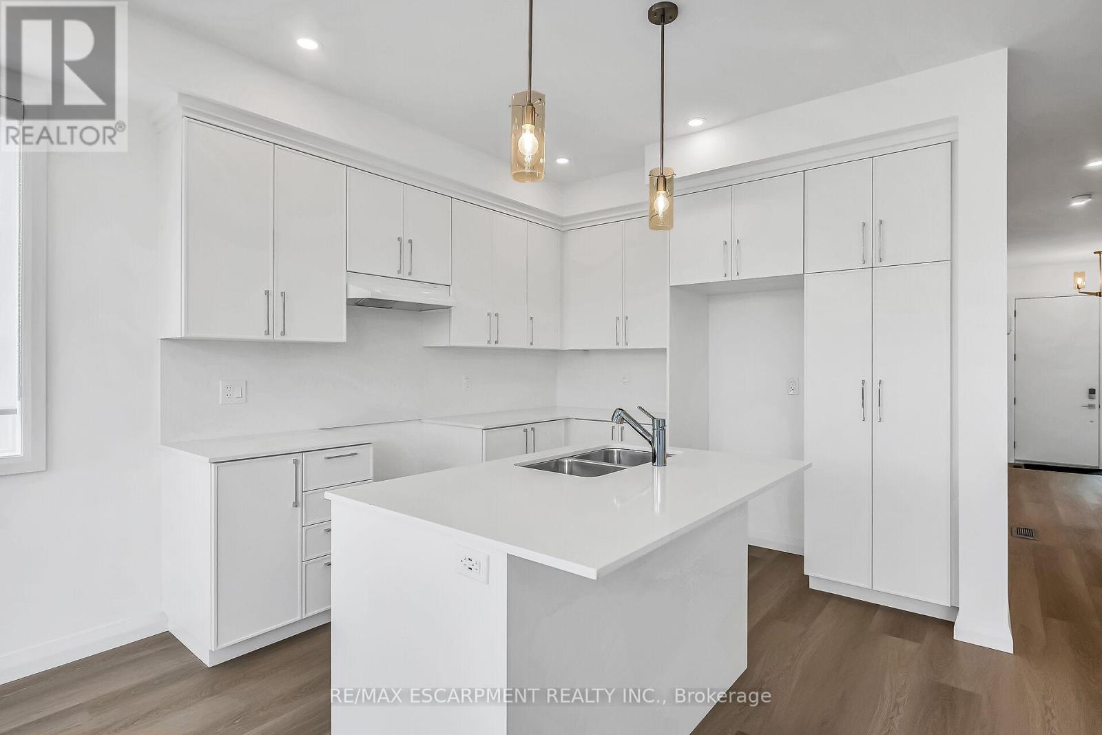 Photo 15 of 385 Limeridge Road E, Hamilton ON