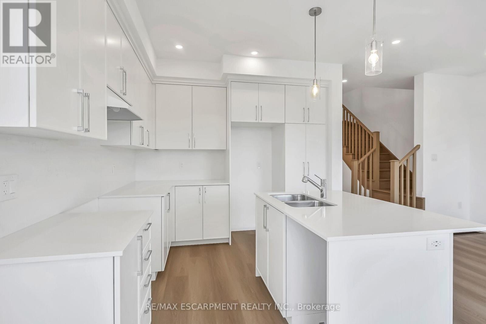 Photo 16 of 385 Limeridge Road E, Hamilton ON