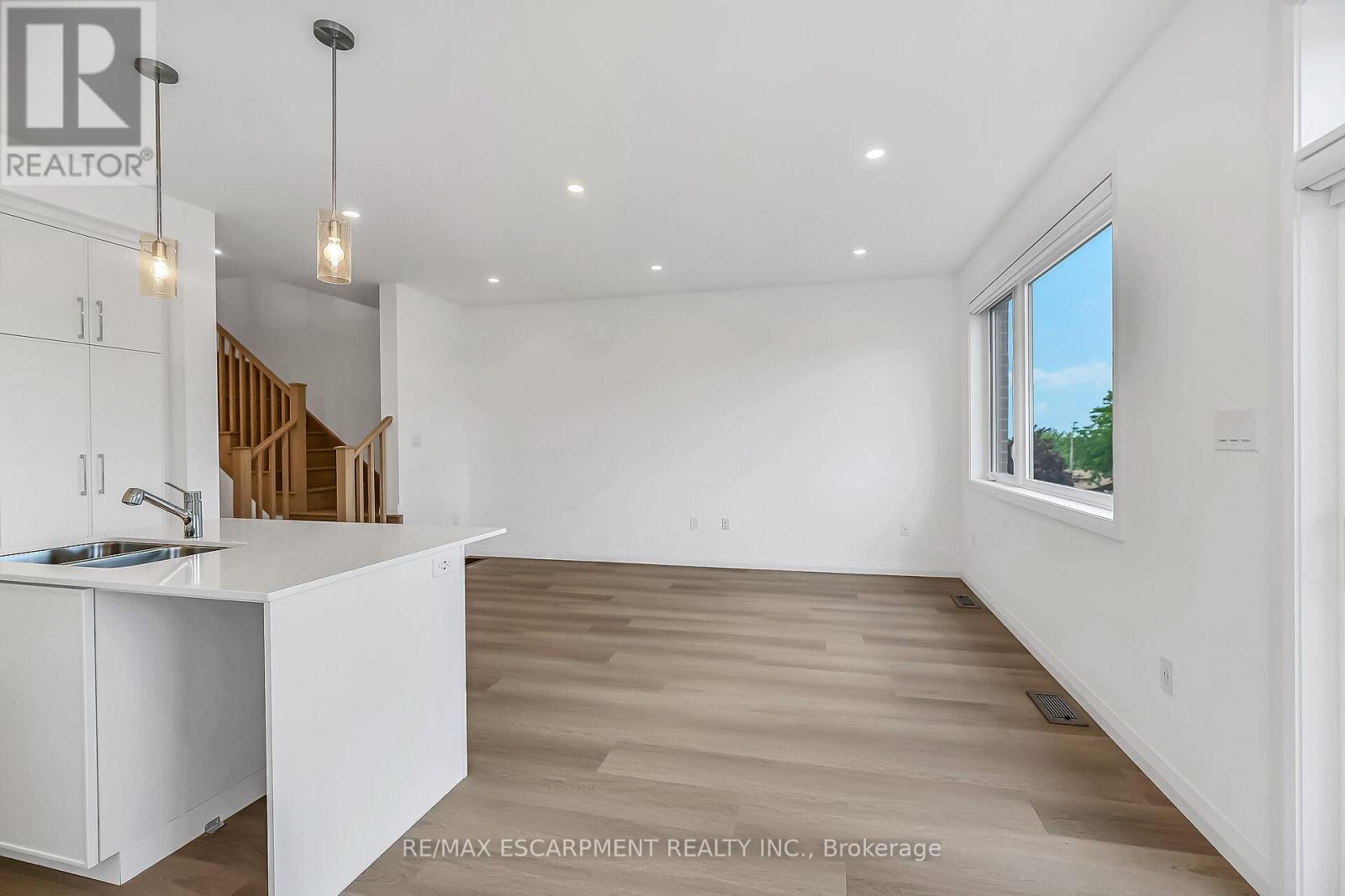 Photo 21 of 385 Limeridge Road E, Hamilton ON