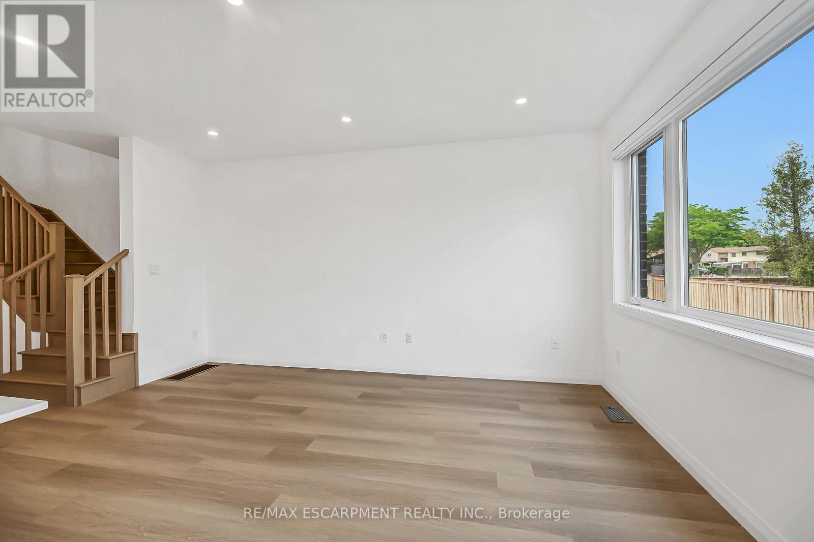 Photo 22 of 385 Limeridge Road E, Hamilton ON
