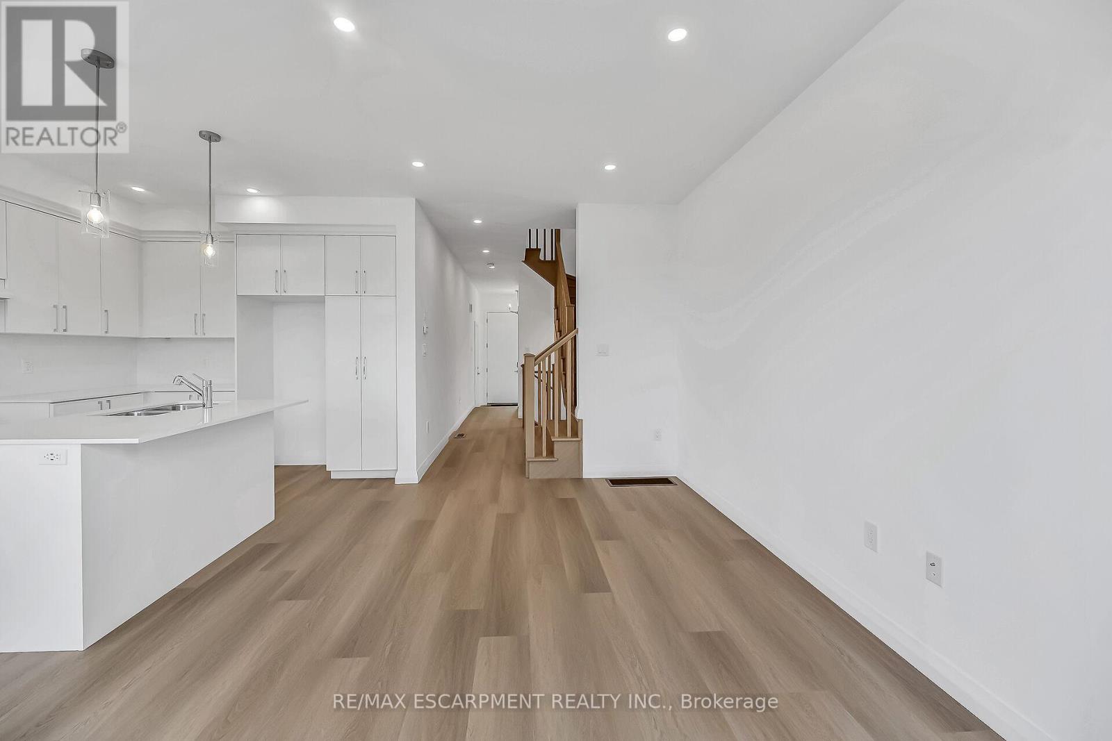 Photo 23 of 385 Limeridge Road E, Hamilton ON