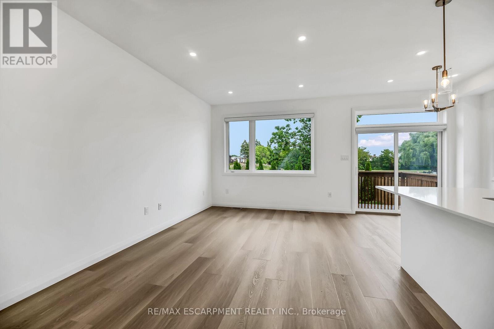 Photo 24 of 385 Limeridge Road E, Hamilton ON