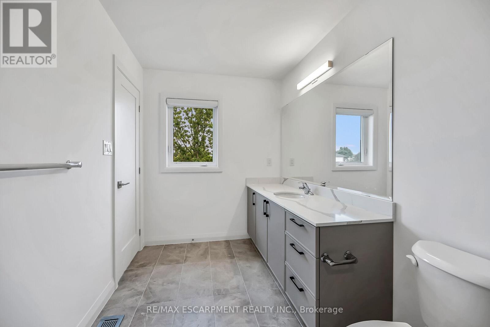 Photo 31 of 385 Limeridge Road E, Hamilton ON