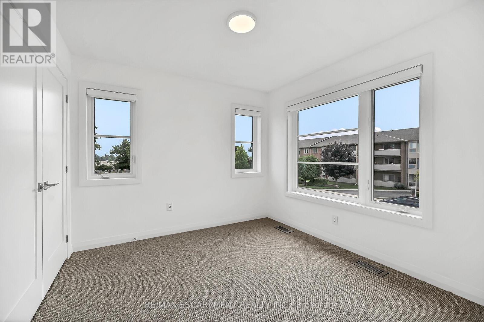 Photo 32 of 385 Limeridge Road E, Hamilton ON