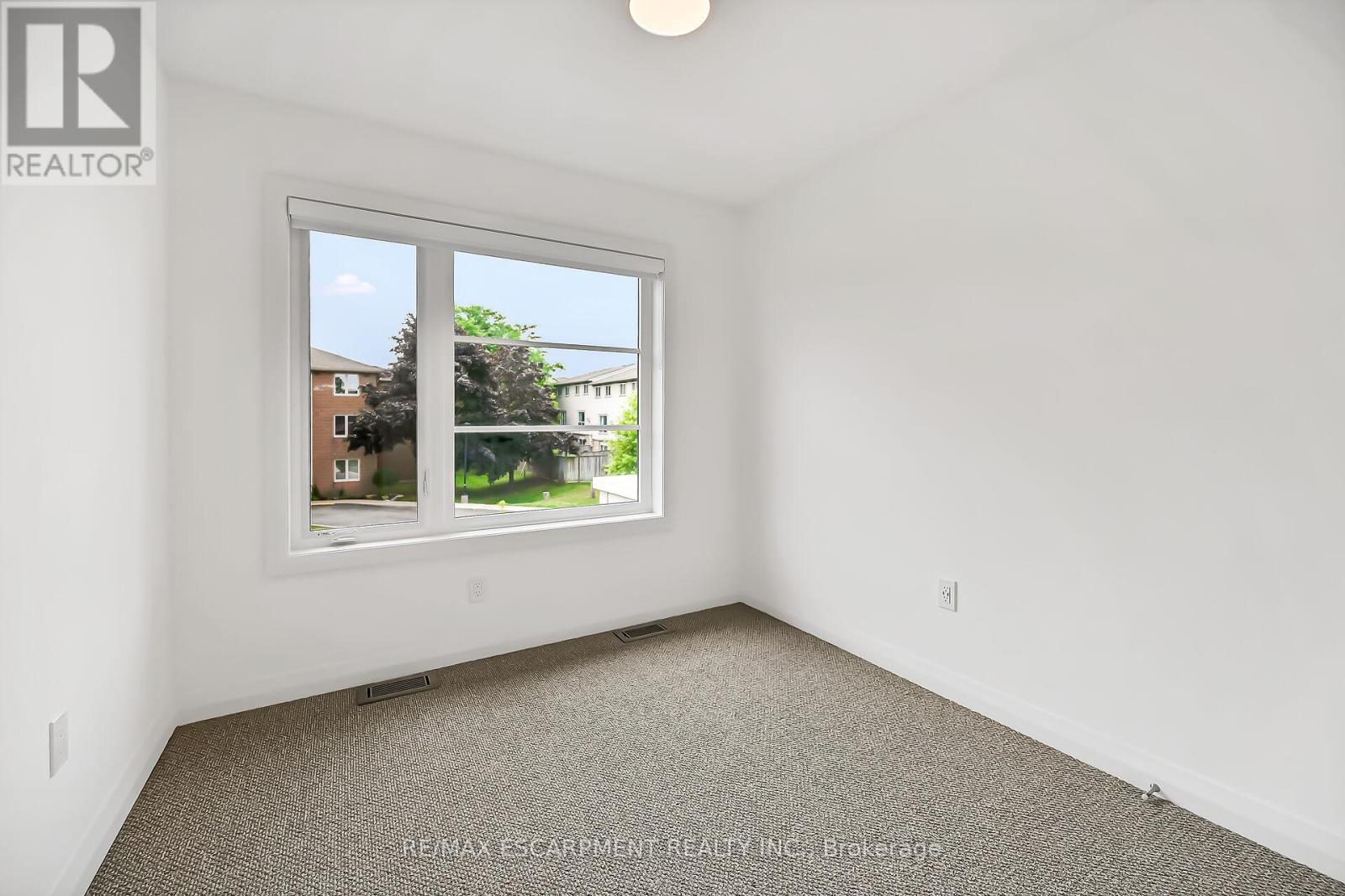 Photo 33 of 385 Limeridge Road E, Hamilton ON