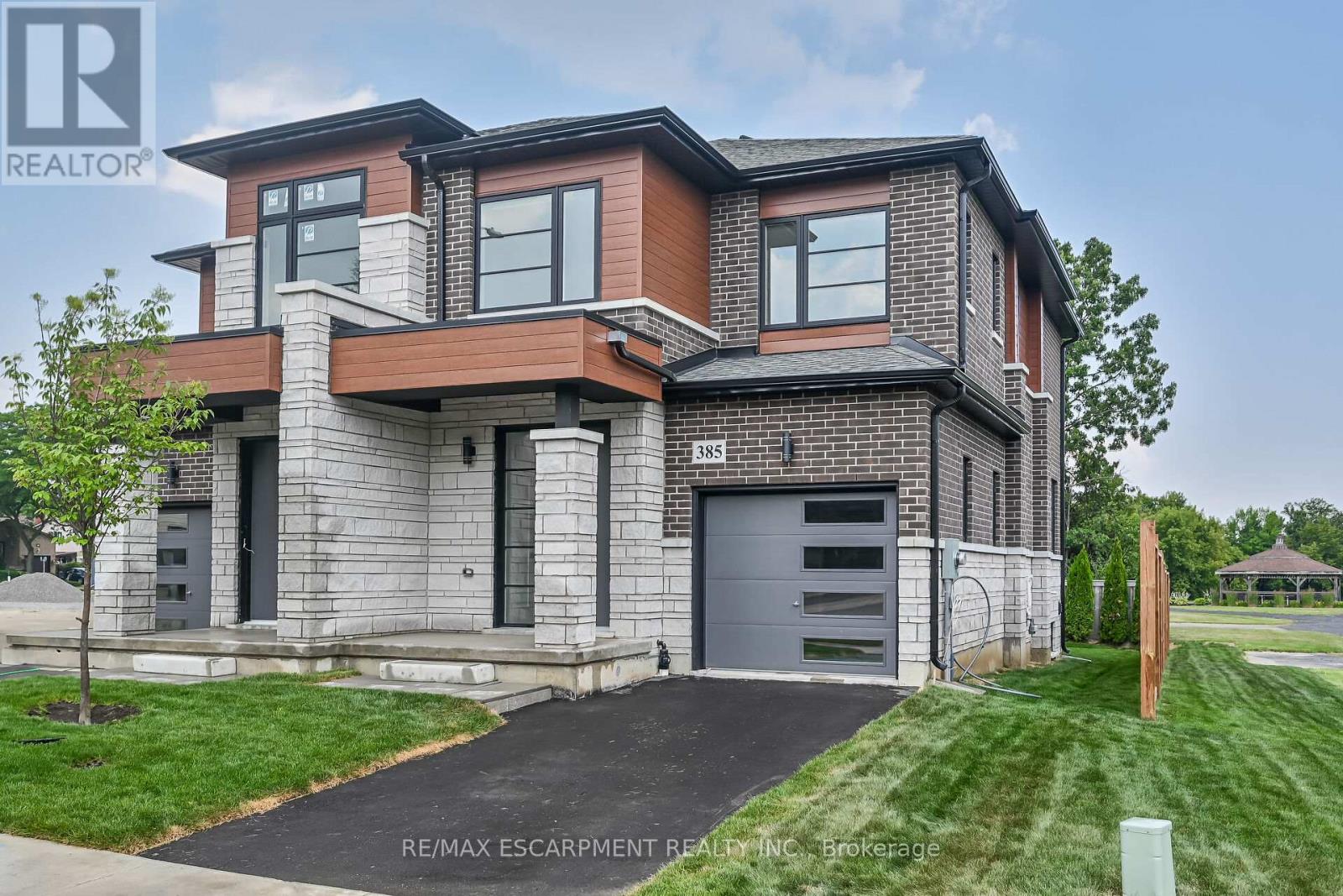 Photo 4 of 385 Limeridge Road E, Hamilton ON