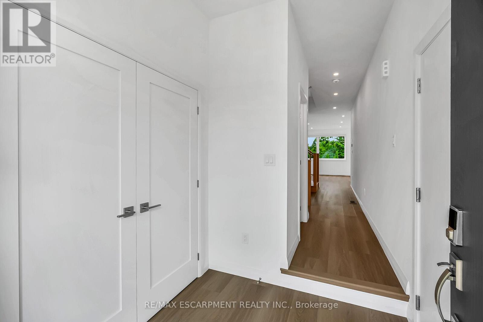 Photo 7 of 385 Limeridge Road E, Hamilton ON