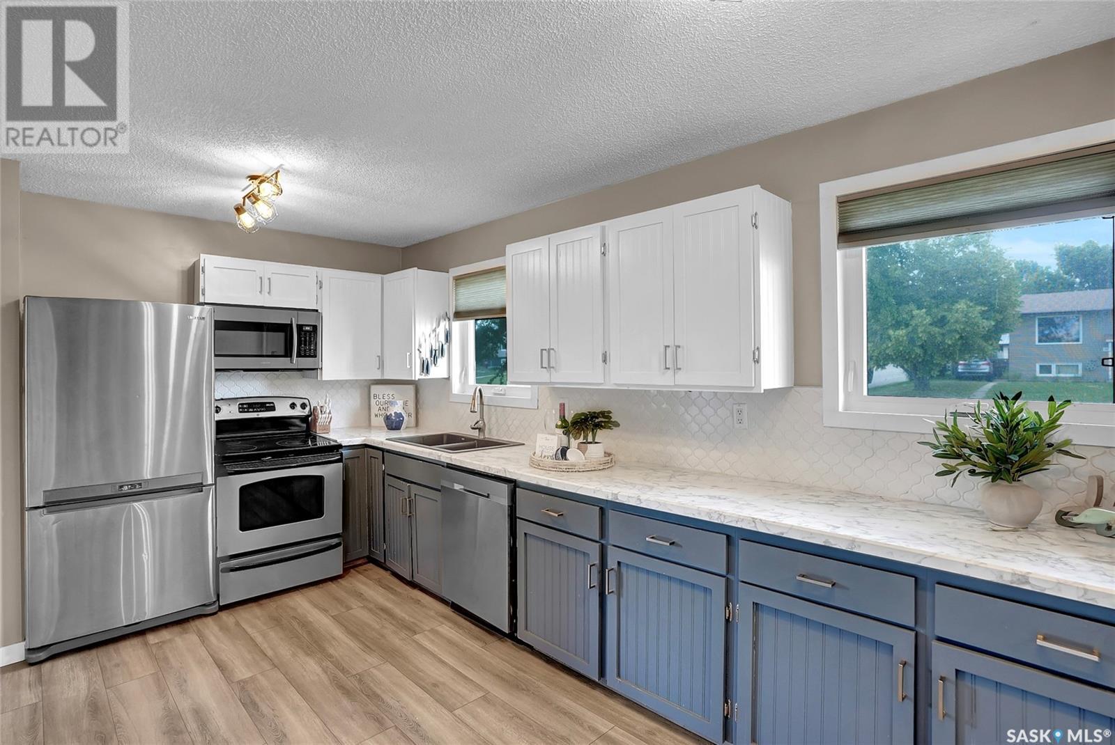 Photo 13 of 1502 Vaughan Street, Moose Jaw SK